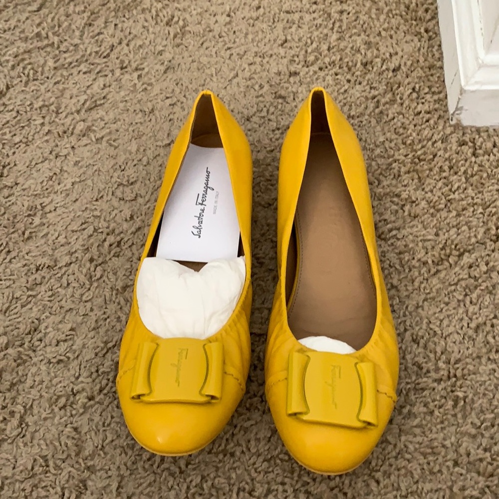 Beautiful shows yellow sunshine. No box. NWT